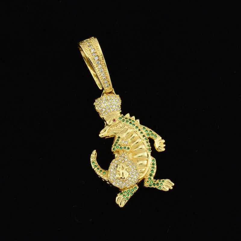 Pingente Jacaré com Saco de Dinheiro Cravejado com Zircônias