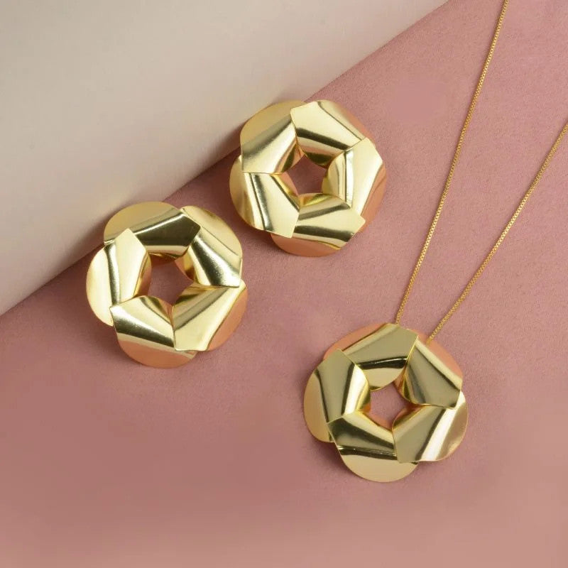 Conjunto de Brincos e Colar com Flor Lisa Estilizada