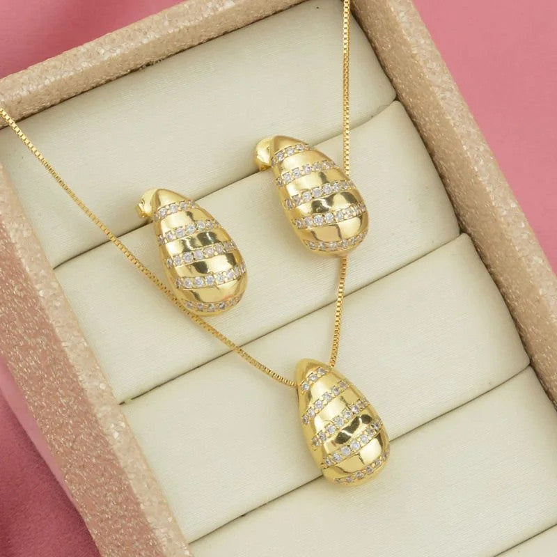 Conjunto de Brincos e Colar Gota com Filetes em Zircônias Brancas
